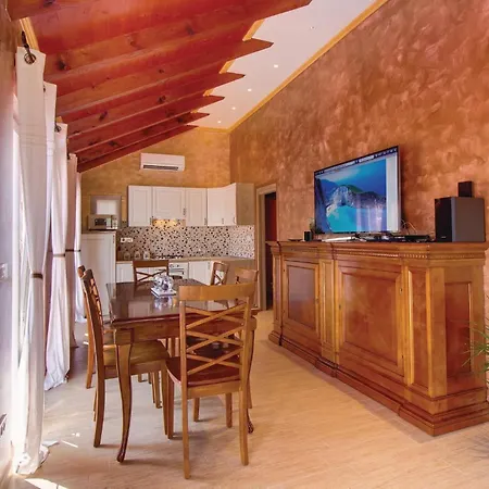 Prázdninový dům 3 Bedroom Awesome In Nerezine