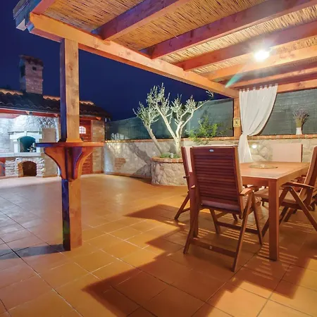 3 Bedroom Awesome In Prázdninový dům Nerezine