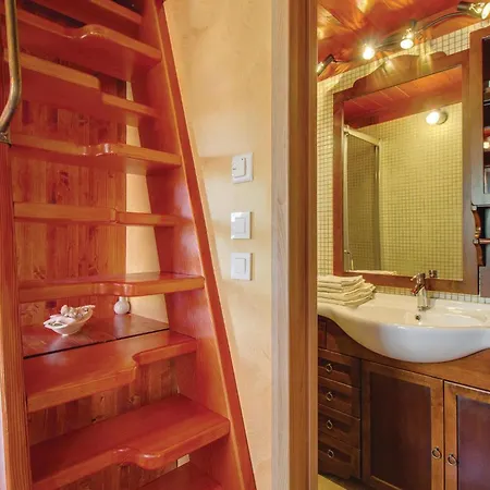 Prázdninový dům 3 Bedroom Awesome In Nerezine